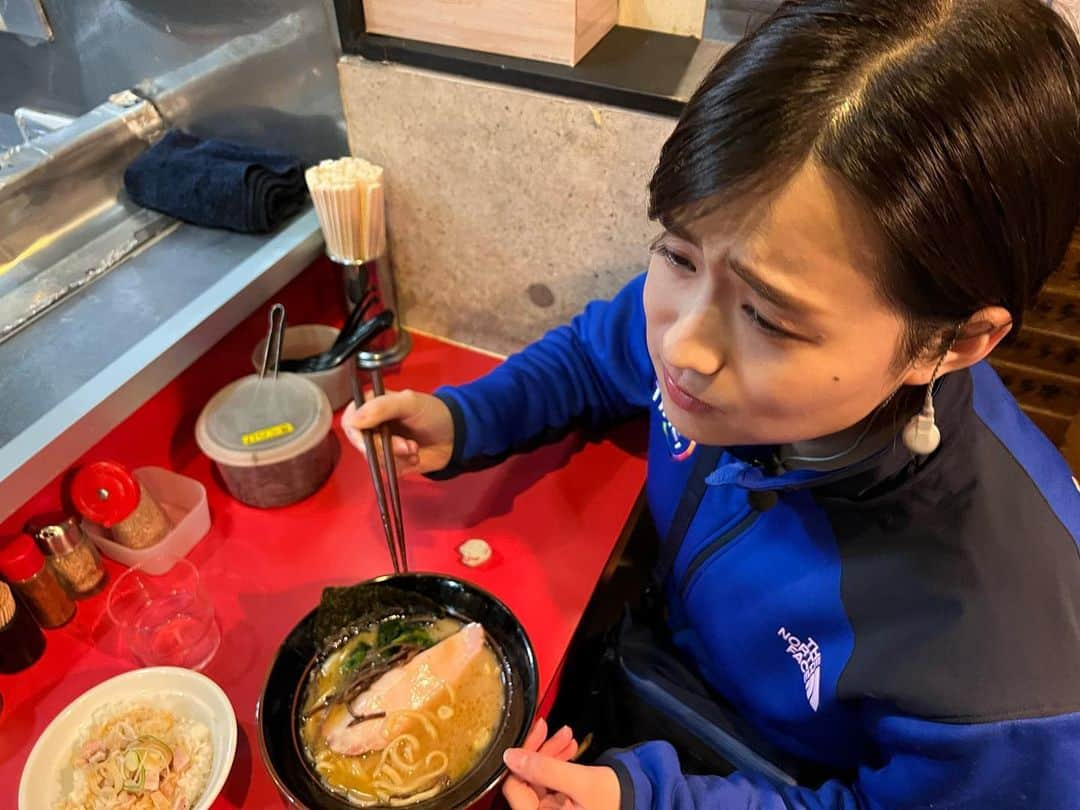 篠原梨菜さんのインスタグラム写真 - (篠原梨菜Instagram)「早朝から並びたい家系ラーメン🍜 #朝5時の美味time 横浜・和田町駅のそばの ラーメン　どんとこい家にお邪魔しました🍜 朝4時オープンで、開店早々行列ができる日もある人気店🍜　 朝8時までの「朝めしセット」を！ 濃厚ながらまろやかなしょうゆ豚骨が絶品！家系・半ラーメンと、塩チャーシューが味わい深い肉のせライス！ 美味しい、美味しすぎる！ 朝4時に並ぶのもわかる！ 家系ラーメン×塩チャーシューのせライスの相性たるや！ 朝めしセットでスタミナ満点元気100倍...！  #thetime_tbs #横浜グルメ  #和田町 #家系ラーメン  #しょうゆ豚骨 #塩チャーシュー #肉のせライス #朝めしセット #どんとこい家  #ラーメン #tbs #tbsアナウンサー  #篠原梨菜」1月13日 11時15分 - shinorinatbs