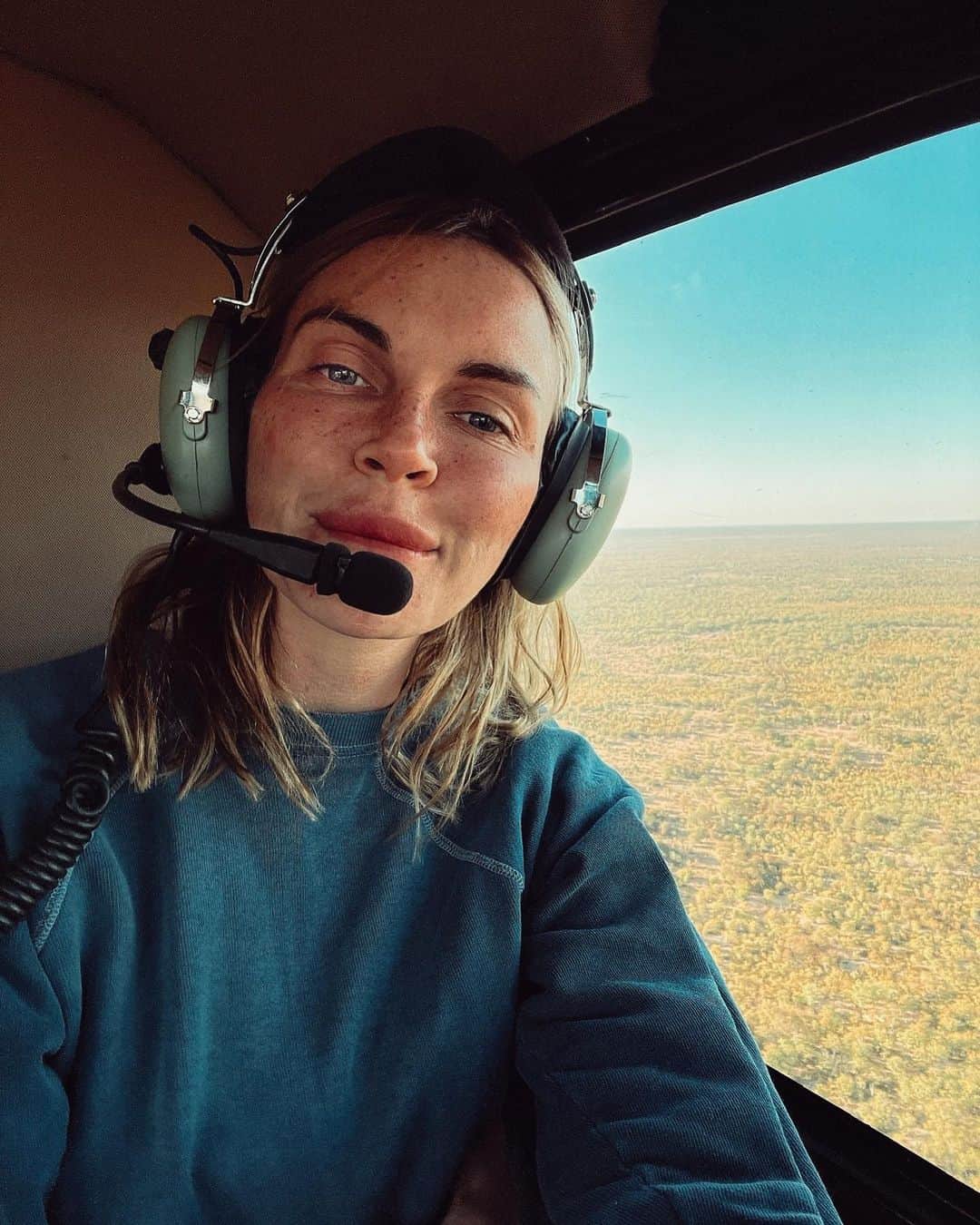 フィービー・ダールのインスタグラム：「I heard all your requests for female travel tips. I’m getting my fill of Vitamin Sea after a year of bush travel, and will put together a list for you all ASAP! In the meantime, why don’t you tell me your favorite travel memories? One of mine was a helicopter ride over the Botswana wilderness. Seeing the landscape from a bird’s eye view was so magical!! How about you? • • • •  #botswana #botswanatourism #botswanasafari #ilovebotswana #africa #safari #outdoors #nature #travel #picoftheday #travelgram #wanderlust #adventure #instatravel #bhfyp #traveltheworld #lifeofadventure #magicalmoments #womenwhotravel #helicopter #femmetravel」