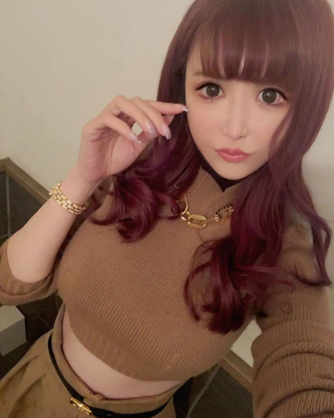 のインスタグラム：「年末年始ぶとり🤎🤍 そして久々の投稿過ぎて、載せ方も忘れかかってた🥺*.✧ 2022年はもう少しインスタ頑張ろと思ってはいます🎍🐅　　  #ベージュコーデ#アイマジック#育毛まつげエクステ#fendi#ヴィトンアクセサリー #ダイエット #42歳#ピンクへアー#アラフォーコーデ」
