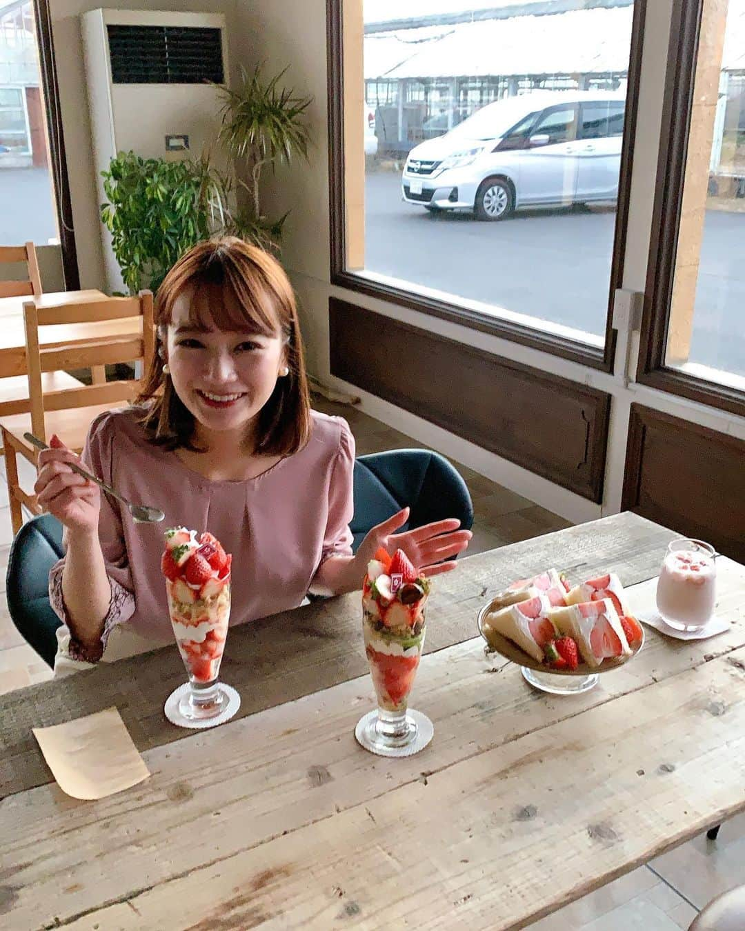 仮屋未来さんのインスタグラム写真 - (仮屋未来Instagram)「先日、ひなたいちご園から中継でした🍓 今月4日からいちご狩りが始まりました＾＾  COICHカフェはリニューアルして とってもおしゃれです！  食べ放題ということで意気込んでいましたが、中継の時間内では7個しか食べられませんでした🥺💦  5月ごろまでいちご狩りのシーズンということなので、今度はたくさん食べに行きたいです＾＾」1月13日 21時16分 - miku__kariya