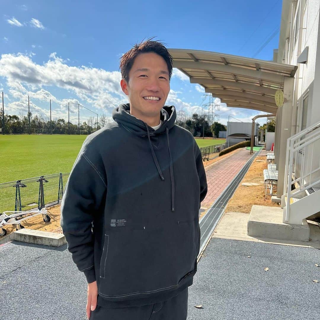 稲垣祥のインスタグラム：「ニューバランスから新たなスエットコレクションが始まりました！ 身幅もレギュラーとオーバーサイズから選べ、生地もしっかりしてるのであらゆる場面で重宝してます😎 お気に入りは背面の“Nロゴ”✌️ #ニューバランス #NBスウェット #1000シリーズ #撮影吉田晃」