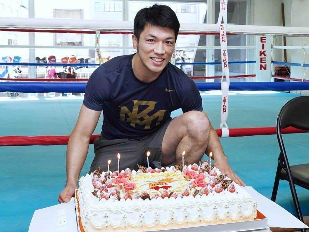 村田諒太のインスタグラム：「昨日1月12日に帝拳ジムにて誕生日をお祝いしていただきました。 一年を振り返ると我慢もあったし自分の感情への気付きなど色々なことがあった年でした。  今年で36。 正直10年前の自分はここまでやってると思ってなかったですが練習の段階でもフィジカル面でも衰えは感じてないので来るべき次戦に向けてしっかり準備していきたいなと思います。  ©️NAOKI FUKUDA  #帝拳#boxing」