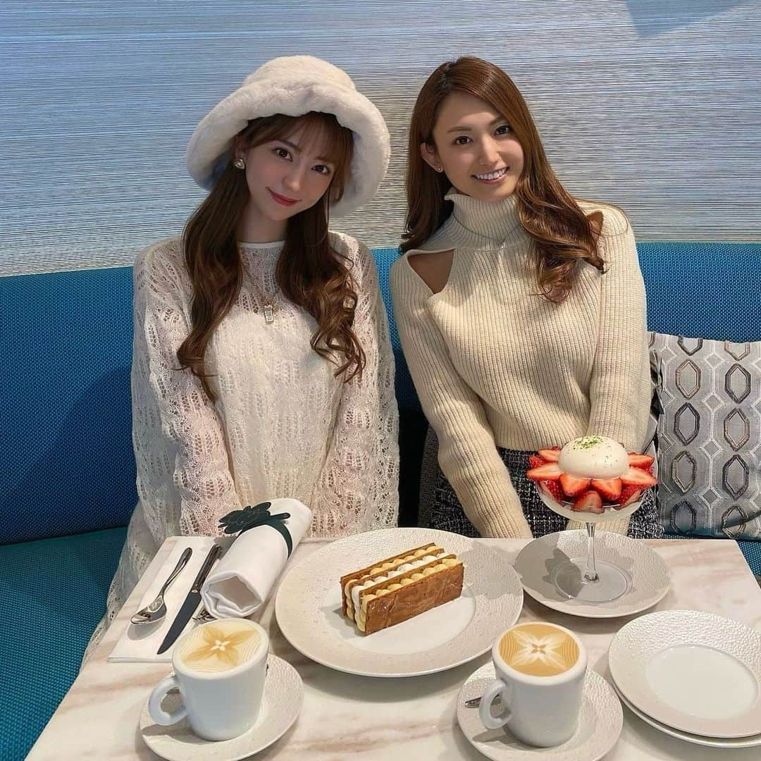 市原彩花さんのインスタグラム写真 - (市原彩花Instagram)「LOUIS VUITTON Cafe☕️💠  みさめろ @misaki.horio と銀座ルイヴィトンの7階にあるLE CAFE Vに行って来たよ🥳 クリスマスに一目惚れしたヴィトンのネックレスつけて🥰  みさめろと3年ぶりに会えたけど変わらず超可愛いかった😚💞 楽しい日本最後の日になったよ💐 また暖かくなった頃に帰国出来たらいいな🇯🇵 またねー☺️🇯🇵  #lecafev#louisvuitton#ルイヴィトン#ルイヴィトンカフェ#銀座#ginza#tokyocafe#銀座カフェ#銀座ランチ#東京カフェ#東京ランチ#cafe#japanesegirls#asiangirls#モデル#model 元#レースクイーン#またね日本」1月13日 21時32分 - ayaka_ichihara