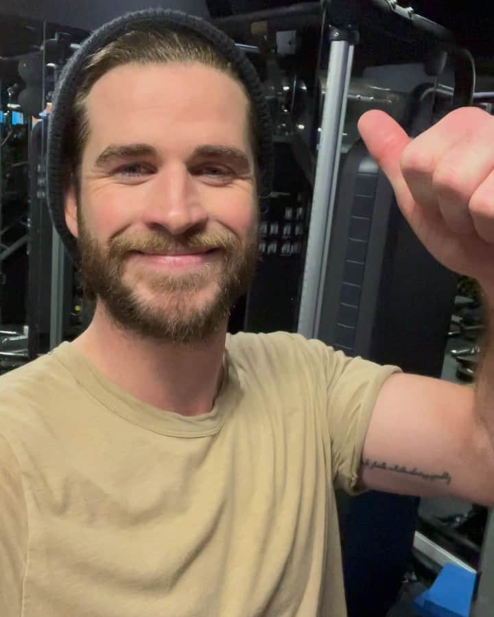 リアム・ヘムズワースのインスタグラム：「Thanks to everyone who sent me birthday wishes! Love you all! These cakes that I also got sent should really help on my health and fitness journey! Cheers guys!」