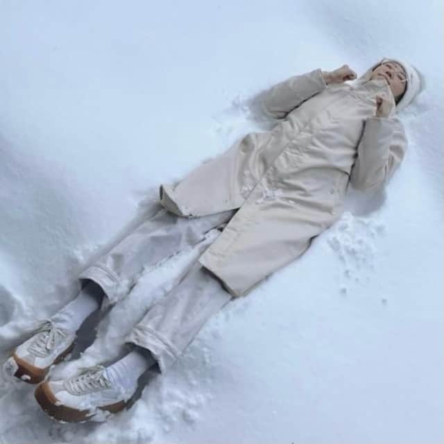 樋口柚子のインスタグラム：「少し前の❄️ 自分の重さを目で見るって初めてで(数字以外で)、 不思議な気持ち。 雪板ユズ拓〜〜！ってワクワクして振り向いたら、 ムギュっと感がリアルすぎて一瞬で真顔になった🙄笑 3枚目は舞う雪でマイルドに平された私の重さ。」