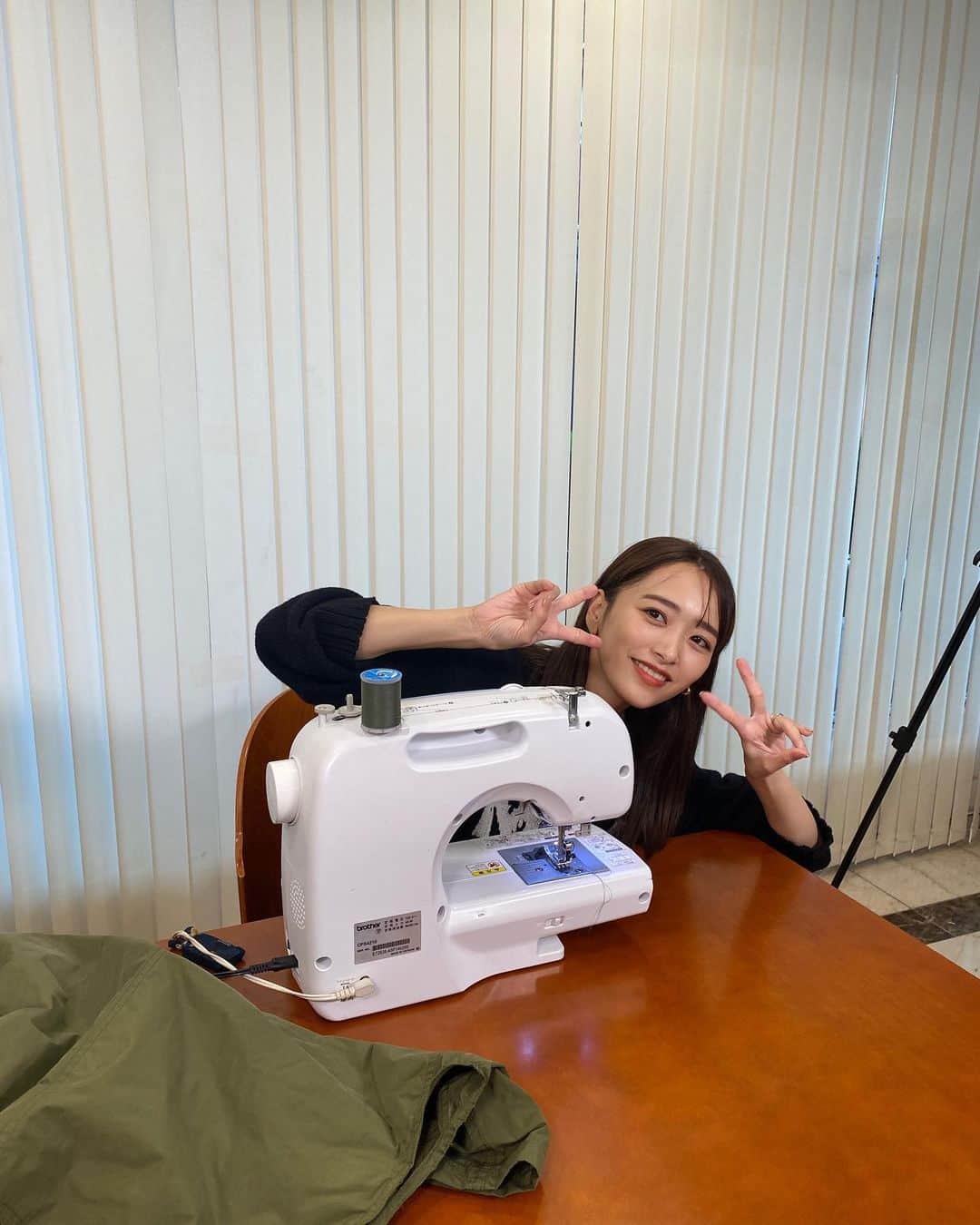 近藤千尋のインスタグラム：「プレバト📺ありがとうございました💕🥰 (また告知すいません、、、泣😭) 才能アリ選ばれましたーーーー😍👏 今回は古着リメイクという回で 私の甥っ子にプレゼント🎁 可愛いブルゾンを作りましたよ😚 久々のミシンでドキドキでしたが 楽しく作りました💓 真剣にお洋服を切ったり縫い合わせたり 何時間もかかったけど出来た時は 達成感が半端なかったです❗️🥺✨ お洋服作りって、改めてたのしい！しあわせ❣️  明日はラヴィットみーてーねー😍✌️  #プレバト  スタジオの衣装はこちらです⬇️  ウェア @toryburch  アクセサリー @e.m.portrait  シューズ @sergiorossi」