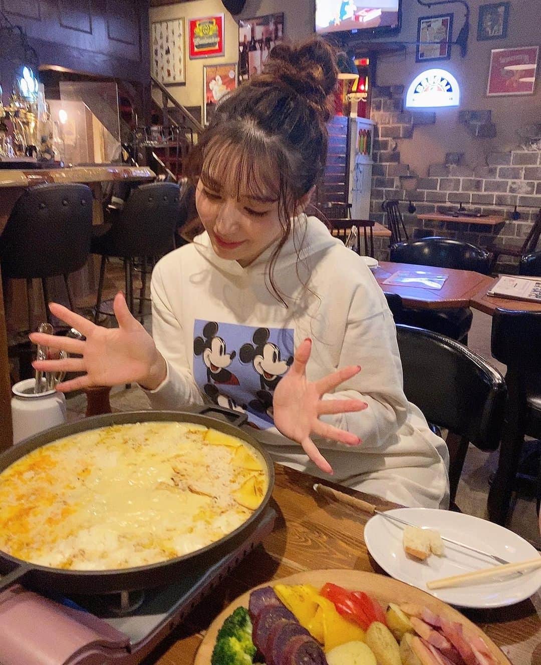 中村かなのインスタグラム：「名古屋・錦 " itaria bar ponte " 【 @ponte.nagoya 】 ・ 焼きチーズフォンデュ発祥のお店🧀🫕 4種類のチーズが入った焼きチーズフォンデュはくどくなくて最後までおいしくぺろりと頂きました😋 他のメニューもおいしくて インスタ映えなドリンクはノンアルコールも豊富🍹✨ ・ 名物の焼きチーズフォンデュは通販でも購入可能🧀🫕 おうちでも美味しい4種のチーズフォンデュが楽しめるのうれしい😋💕 ・ ・ ・ ・ PR @ponte.nagoya #錦イタリアン #名古屋グルメ #お取り寄せグルメ #名古屋チーズフォンデュ #錦チーズフォンデュ #焼きチーズフォンデュ #名古屋イタリアン #錦 #名古屋レストラン #チーズフォンデュ #名古屋グルメ #名古屋ランチ #栄グルメ #栄ランチ」