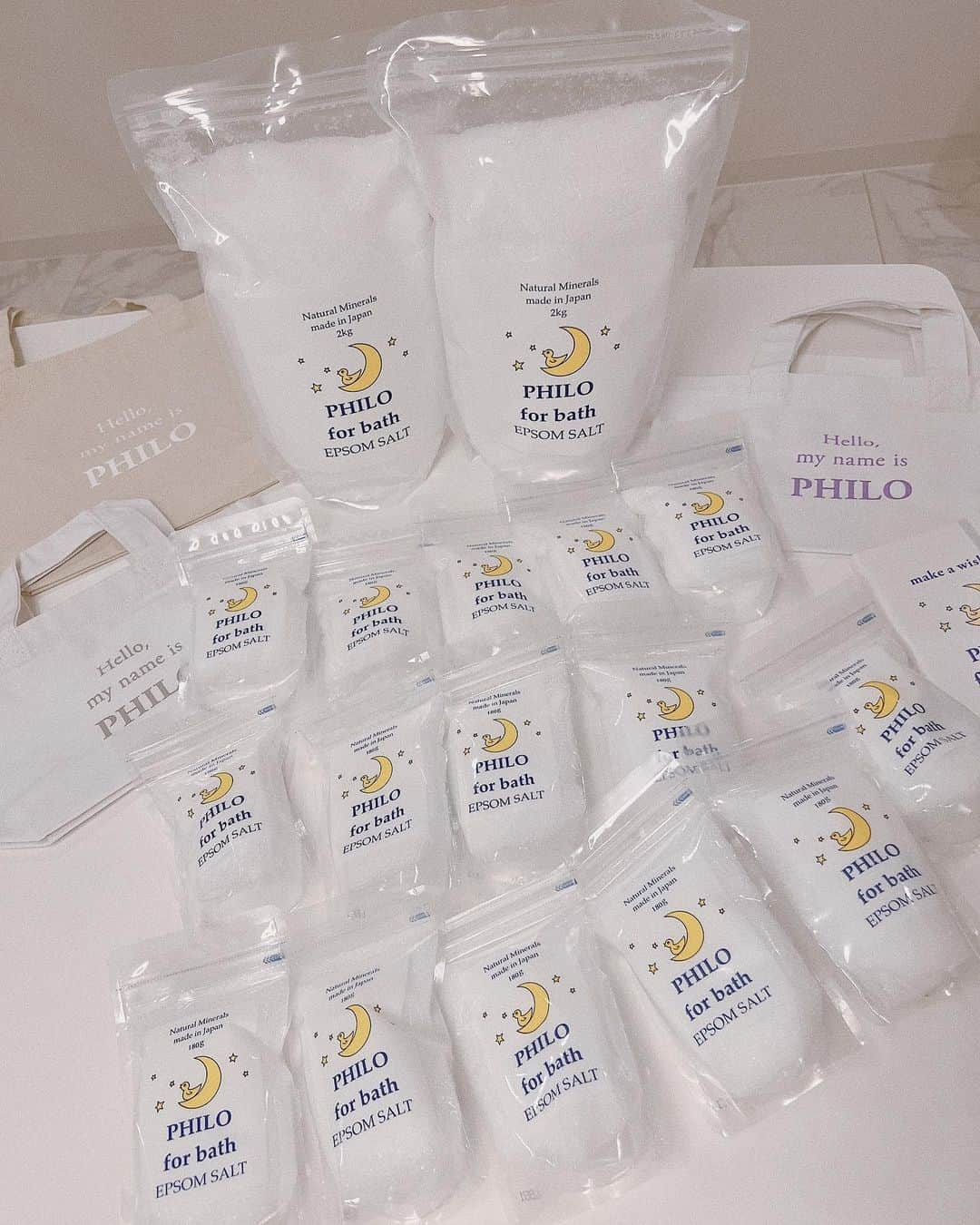 翁安芸さんのインスタグラム写真 - (翁安芸Instagram)「毎日の娘とのお風呂時間🛁🐥🌙🌟  PHILO for bathのエプソムソルトを入れたまろやかなお湯に、ゆっくりおしゃべりしながら15分から20分の入浴が習慣🤍  友人が手がけたナチュラルマグネシウムの結晶"エプソムソルト”。日ごろ不足しがちなマグネシウムを肌を通していれて、入浴後も身体のぽかぽかが長続き🥰  乾燥肌の私や娘の肌もなめらかになる感覚✨  我が家もみんなで使っているのでまとめ買い！デビュー記念のトートバッグとのセットもイロチ買い。そして今なら１万円以上買うとPHILOオリジナルの"Make a wish”と書かれたダイアリーがついてきます💫  夜空にいるアヒルちゃんもなんとも可愛いパッケージのバスソルトで毎日癒されています🐥🌙🌟  @philo__design  #フィロフォーバス #philodesign #philoforbath #バスソルト #エプソムソルト #お風呂時間 #🐥」1月13日 22時04分 - akinyc