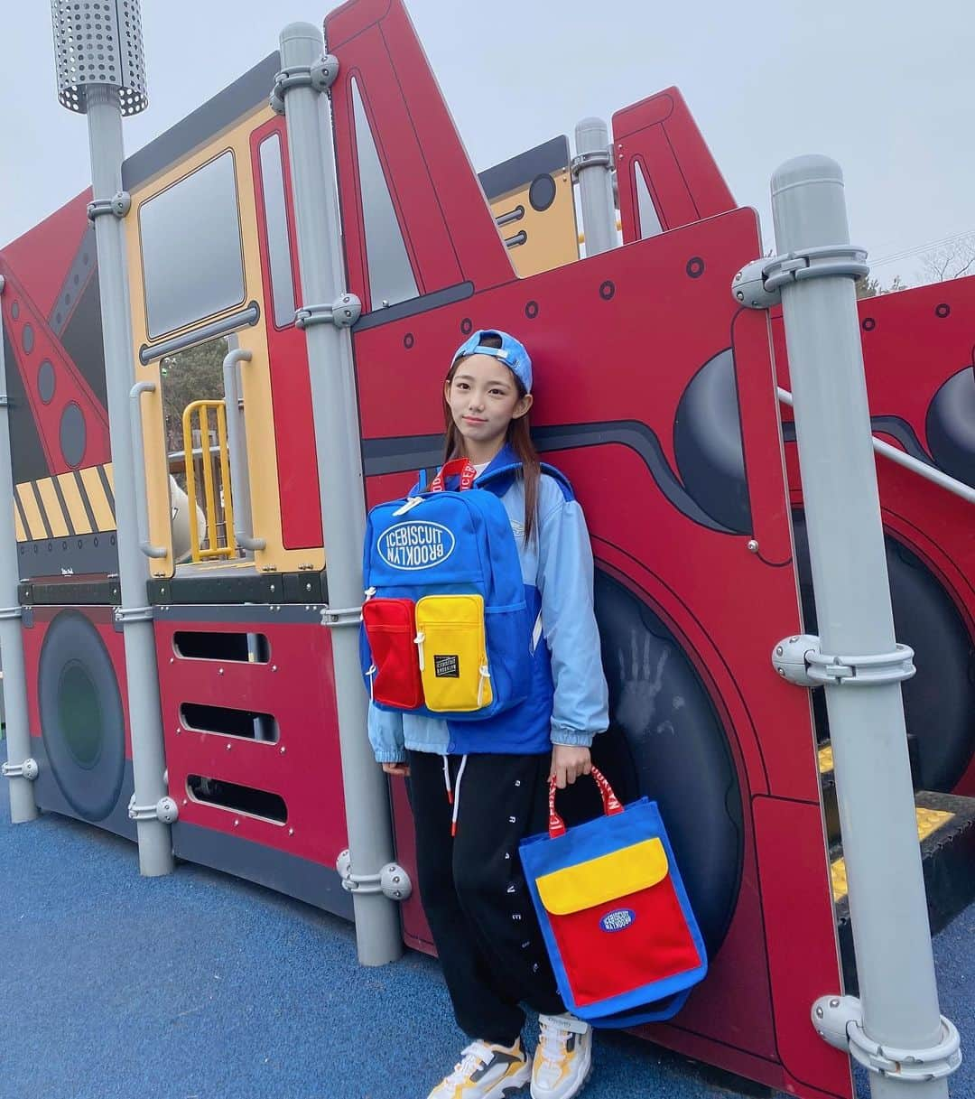 ウンチェさんのインスタグラム写真 - (ウンチェInstagram)「. 비비드한 컬러로 시강❤️💛💙  #제품협찬 #아이스비스킷 #ICEBISCUIT #초딩스타그램 #딸스타그램 #이은채」1月13日 13時14分 - __leehye