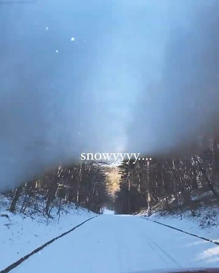 堀舞紀のインスタグラム：「☃️ . . . ⛷ゲレンデは 家から1時間チョイで行けちゃう 近場をチョイス。 . . 父ちゃんのスノボ目線だったら 片道4時間と言われて お断りしました😂 . . ET4ヶ月を担いで 見守る身としては 移動距離が短くないとまだ 無理🙅🏽‍♀️かな💦 . . 帰りにめっちゃカッチョイイ 建物見つけて入ってみたら 激ウマほうとう屋さんでした⚡️ @houtou_funari  . . はぁー 今すぐ食べたい。。 (美味しすぎてお店の辛味噌get!済) . . 冬のアクティビティプラス子連れは 頭と体力をふんだんに使う🧠‼︎ けど 久々の家族プチtripは 楽しかったしキャニオも満足そぅで ヨカタ。。 . . 朝陽と共に出発したのに 帰りは真っ暗🌃 充実したね😉 . . . #生後4ヶ月 #赤ちゃんのいる生活  #赤ちゃんと旅行  #子連れ旅行  #雪国 #家族旅行  #日帰り旅行 . . 追伸… 海バイブスなのは 旦那も同じなのか スキー場の駐車場でも 裸になって着替えてた… ウエットぢゃないんだけど…ww そんな人1人もおらん、、 マイナス7℃ぢゃぞ。。」