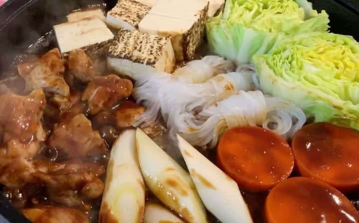 忍成修吾のインスタグラム：「『味噌すき焼きの素』で鶏すき焼き。この味噌ダレ凄く美味しい‼️リピート確定です。またあると良いなあ。（椎茸忘れて後で入れましたが、春菊は完全に忘れてた。。）」