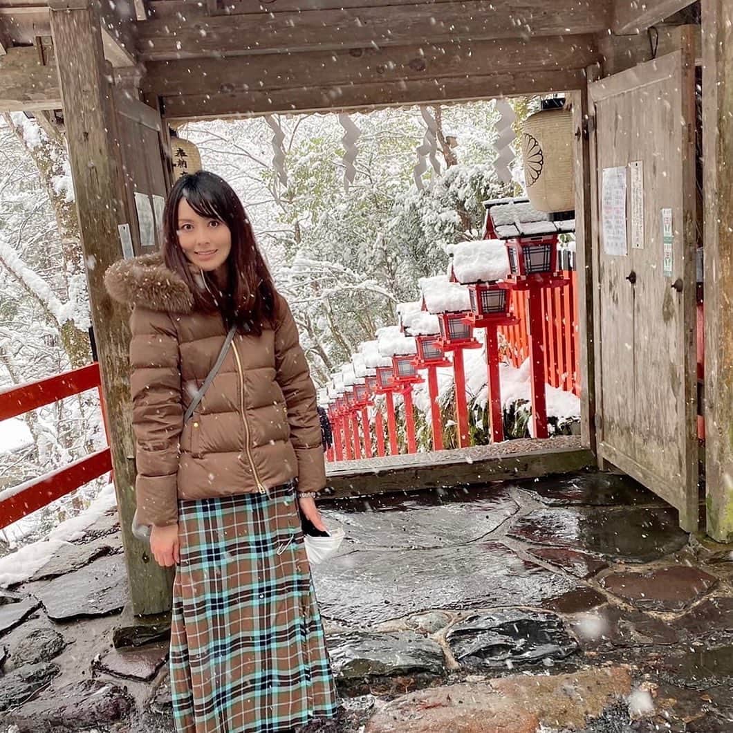 けんろーの嫁すたぐらむのインスタグラム：「. 【 貴船神社 】 . 12月31日はとても雪が降っていて素敵でした。 . #貴船神社 #縁結び神社 #パワースポット巡り #雪が降ってきた #年越 #年越し2021 #大晦日 #元旦 #正月 #寅年 #Kyoto #Kyototrip #京都観光 #京都旅行 #京都雪景色 #雪景色 #京都スナップ #嫁グラフィー #嫁スタグラム」