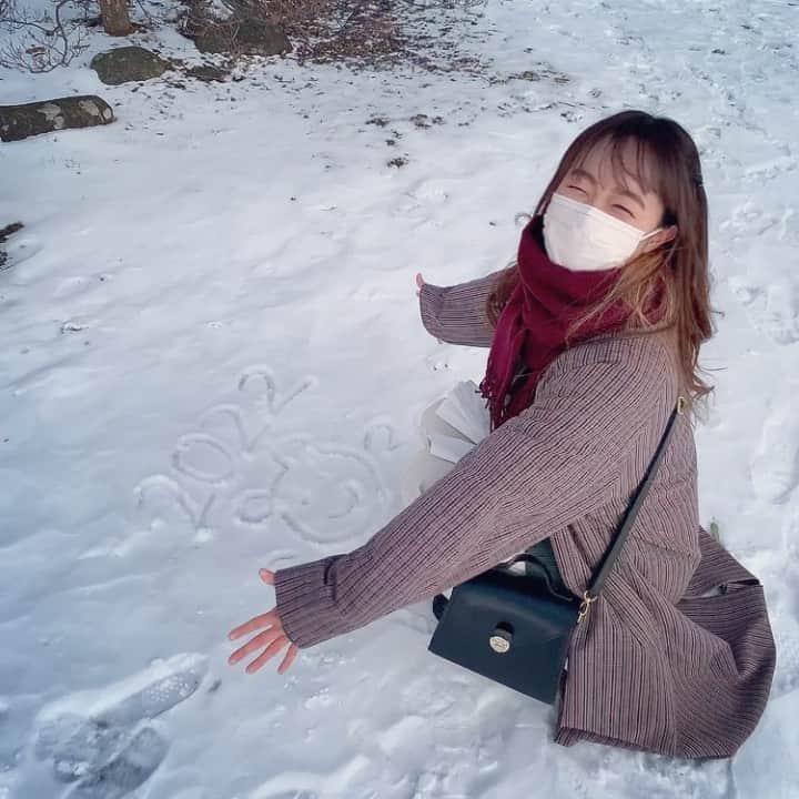Dorothy Little Happyのインスタグラム：「⛄️⛄️⛄️  やほやほ〜  👼べこてんし👼  雪が積もってると何か描きたくなるよね？笑❄️❄️❄️  撮影者→りなち🧡  瑚白 #dorothylittlehappy #護国神社  #雪」