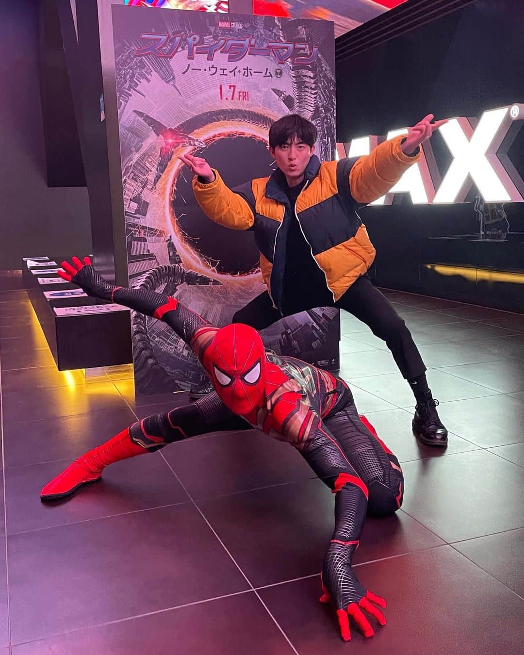 のインスタグラム：「子供の頃からずっと大好きだったスパイダーマンと動画一緒に作ったんだ‼︎こんなドキドキは初恋以来だわ！  チラシ配りや写真撮影も50枚くらい撮ってくれる神対応だった。ありがとうパイダー🕷  #スパイダーマン  #スパイダーマンノーウェイホーム」