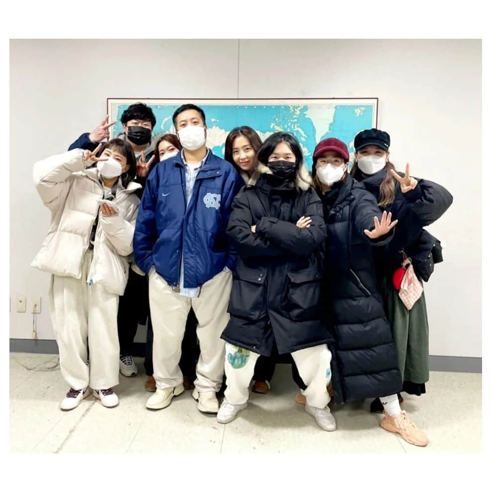 ソン・ユナのインスタグラム：「그대들이 함께 해준 시간들...... 너무나 감격스러울정도로 감사해요... 프로다움이 어떤건지 알게해준 벅찬  하루하루였어요😭 마지막까지 현장에 와서 주는 이런 감동..... 잊지않겠습니다.....🙏  Thank you l love you❤」