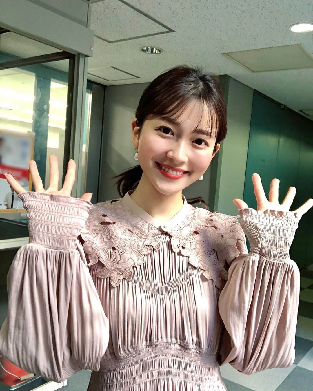 山本里菜さんのインスタグラム写真 - (山本里菜Instagram)「. ピンクの襟が可愛いワンピースでした💕  ひるおび衣装 one-piece...COCO DEAL  #ワンピース　#襟　#襟付き　#ピンク　#ピンクワンピ　#ファッション」1月13日 15時47分 - rinayamamoto_0622