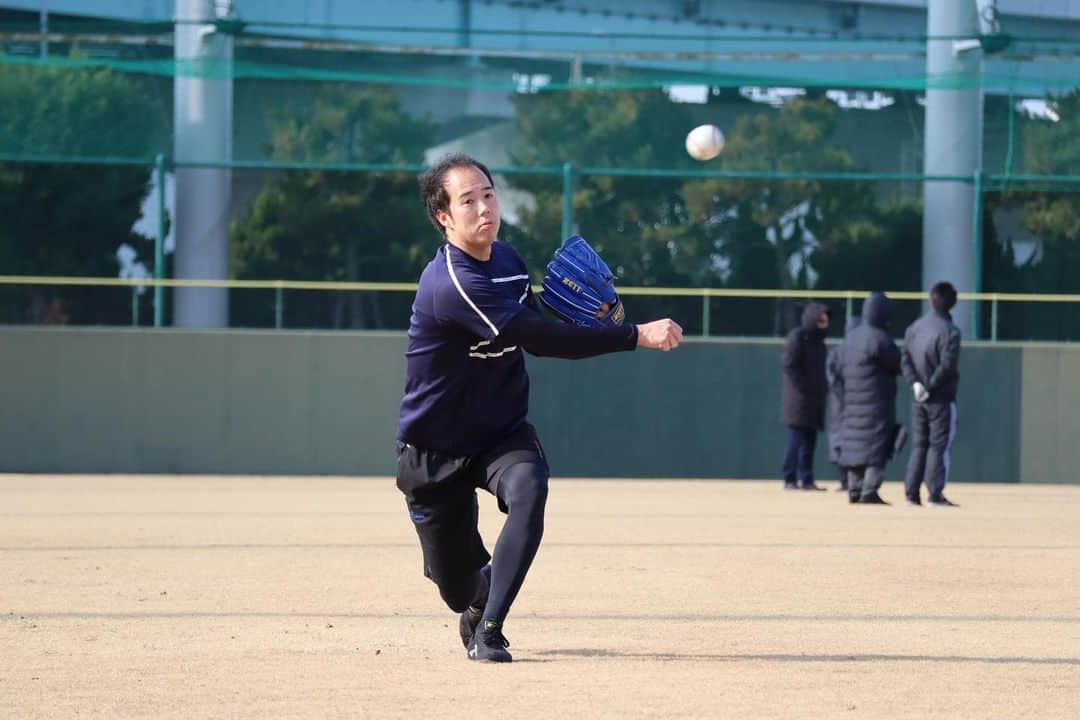 阪神タイガースさんのインスタグラム写真 - (阪神タイガースInstagram)「青柳投手が鳴尾浜球場での自主トレをメディアに公開しました！そして青柳投手からファンの皆様に新年のご挨拶です^ ^  #青柳晃洋 選手 #自主トレ公開 #阪神タイガース #イチにカケル！」1月13日 15時48分 - hanshintigers_official