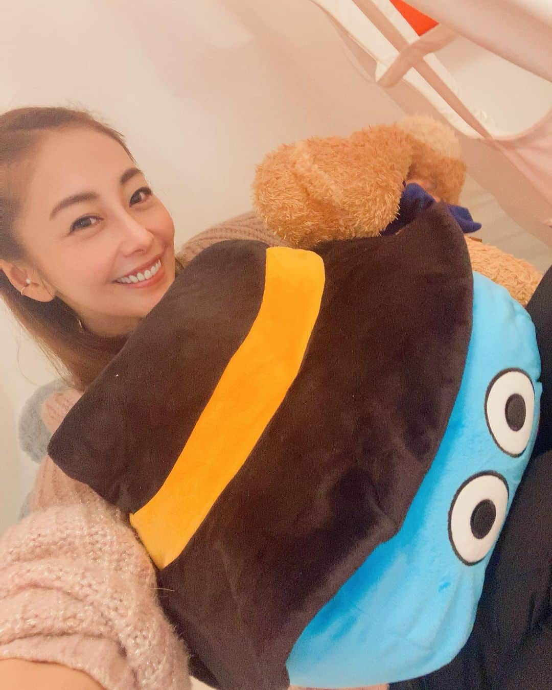 熊切あさ美さんのインスタグラム写真 - (熊切あさ美Instagram)「今日はのんびりな一日☺️ たまには一日中だらだらも許されるよね お家のことすらやらずにだらだら だらだら熊切です 🍀福家書店　新宿サブナード店にて 写真集、DVDのイベント☺️ 詳しくは福家書店のホームページを観てね🎍🍀 🍀写真集「密の香り」発売中🍀 🍀DVD「ありのままの私」発売中🍀 🍀デジタル写真集「美のトライアングル」ピラミッドLADYS発売中🍀 🍀デジタル写真集「艶めいて不死鳥」発売中🍀」1月13日 16時18分 - asami_kumakiri