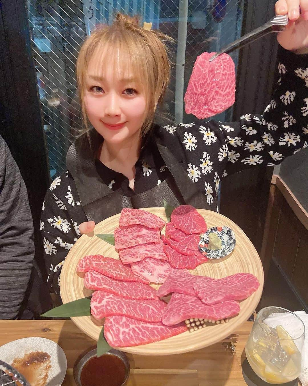 来栖あこさんのインスタグラム写真 - (来栖あこInstagram)「🥩 大好きなbeefbykohさんに 行ってきたよぉぉ♥️♥️♥️  美味しすぎで、パパママも 大喜びでしたっっ🤤💕  ごちそうさまでした♥️♥️♥️  ⚠️本当に美味しすぎます❣️ PR @beefbykoh_odawara #beefbykoh #小田原焼肉 #小田原グルメ #和牛グルメ #肉ウニ #宝石箱 #シャリアピンソース」1月13日 16時36分 - akopai.081