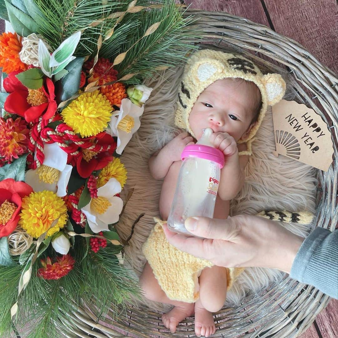 浜田翔子さんのインスタグラム写真 - (浜田翔子Instagram)「人気で即完売する @flower_newbornさんの ニューボーンフォトセットのレンタルしました♡  レンタルセットが可愛いすぎて、、、 種類も沢山の中から選ぶのずっと悩みましたが  私はりんごリース🍎お正月セット虎ちゃん🐯にしました！  赤ちゃんの体調と産後の体調をみながら 撮影をサクッとできるのも嬉しいところ！  綺麗に撮るコツなどの説明書もわかりやすくって お友達に写真送ったらスタジオで撮影したの？ って聞かれました！😹💖 レンタルの返送の仕方もわかりやすいので、、 なんだか返すの気が重いな、、ってならなかったです。  紹介コード→shoko もプレゼントされるので よかったら是非使ってご利用ください♡ ①Hello world ②one month old のマイルストーン ③手書きできるバースプレート の3点をレンタル時にプレゼント🎀  産後1ヶ月母が来てくれてるのですが、 父も少し来てくれた時したから みんなで楽しい撮影でした♡  詳しくどんな感じか見たい方は、 YouTubeカブしょこ新婚夫婦にも載せています！♡  #ニューボーンフォト #ニューボーンフォトレンタル #記念日フォト #新生児フォト #セルフニューボーンフォト #バースリース」1月13日 16時38分 - shoko_hamada