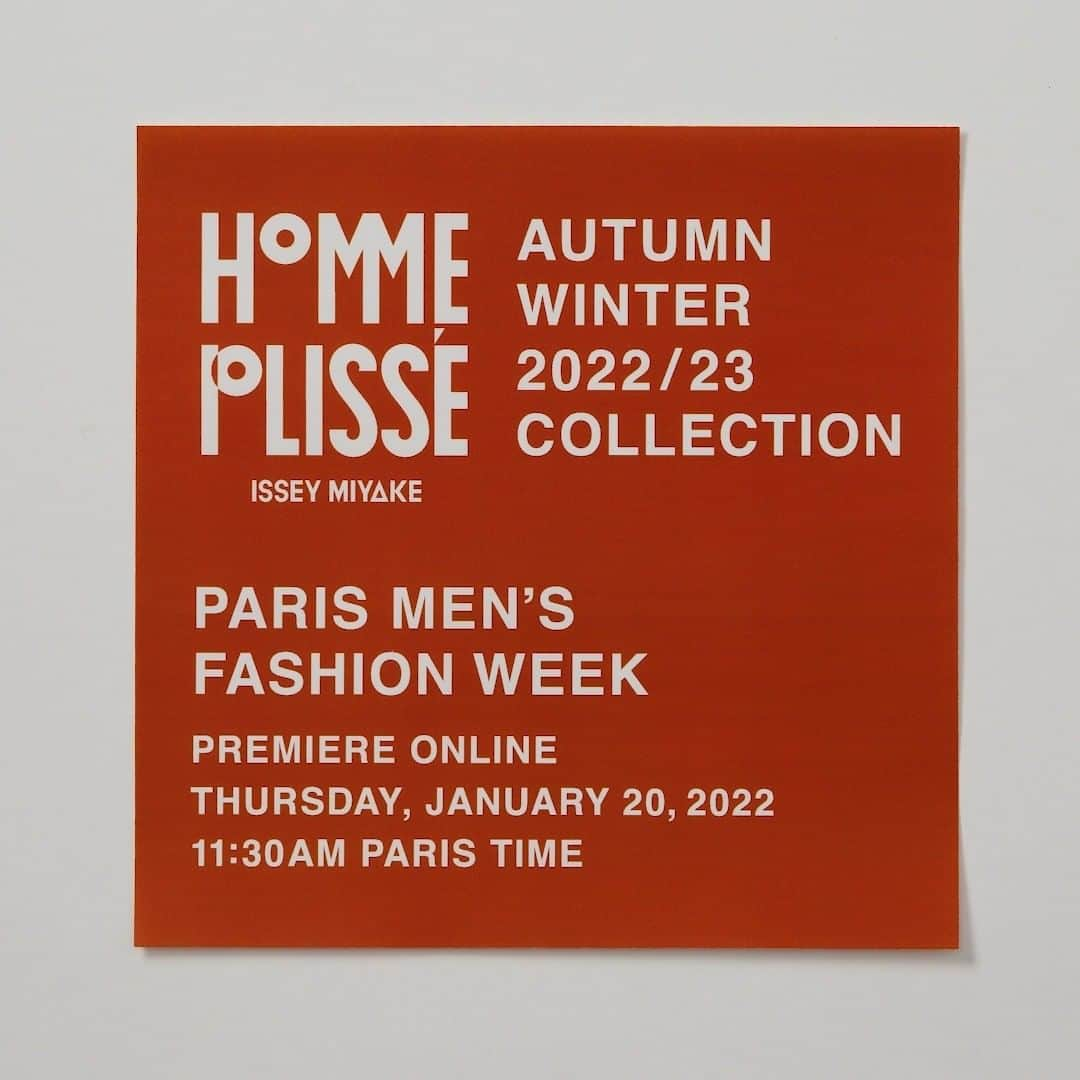 HOMME PLISSÉ ISSEY MIYAKE Official Instagram accountのインスタグラム：「AUTUMN WINTER 2022/23 COLLECTION PREMIERE ONLINE Thursday, January 20 11:30 AM (Paris Time)  1月20日（木）19:30（日本時間）より、2022/23年秋冬コレクション映像を発表します。 映像は本アカウントにてご覧いただけます。  @hommeplisse_isseymiyake isseymiyake.com」