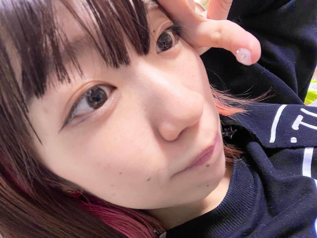 ぱいぱいでか美のインスタグラム：「ドアップをご覧の皆さん。ドアップです。 . 最近メザイク(っていう二重幅を広げるやつがあるんじゃ)の 位置を見失ってしまい 日によって目のサイズ微妙に違う& 浮腫んでるのかメザイクを跳ね返してくる日すらあるんだけど😂 うまくいった日に「そう、ここだよ」と思って撮った自撮りです。 . #でか美ちゃん #自撮り」