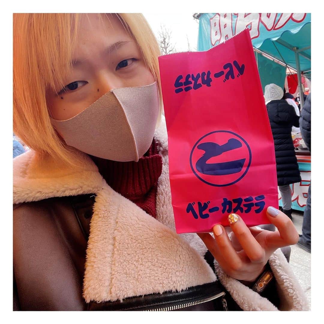 世志琥のインスタグラム：「・ ・ ベビーカステラが好きすぎて 今年初詣行った時にたくさん買って 食べきれないぶん冷凍したんだけど 温めたら食べられるよね…🤔？ ・ ・ #SEAdLINNNG #女子プロレス #世志琥  #3店舗はしごした #出来立て最高」