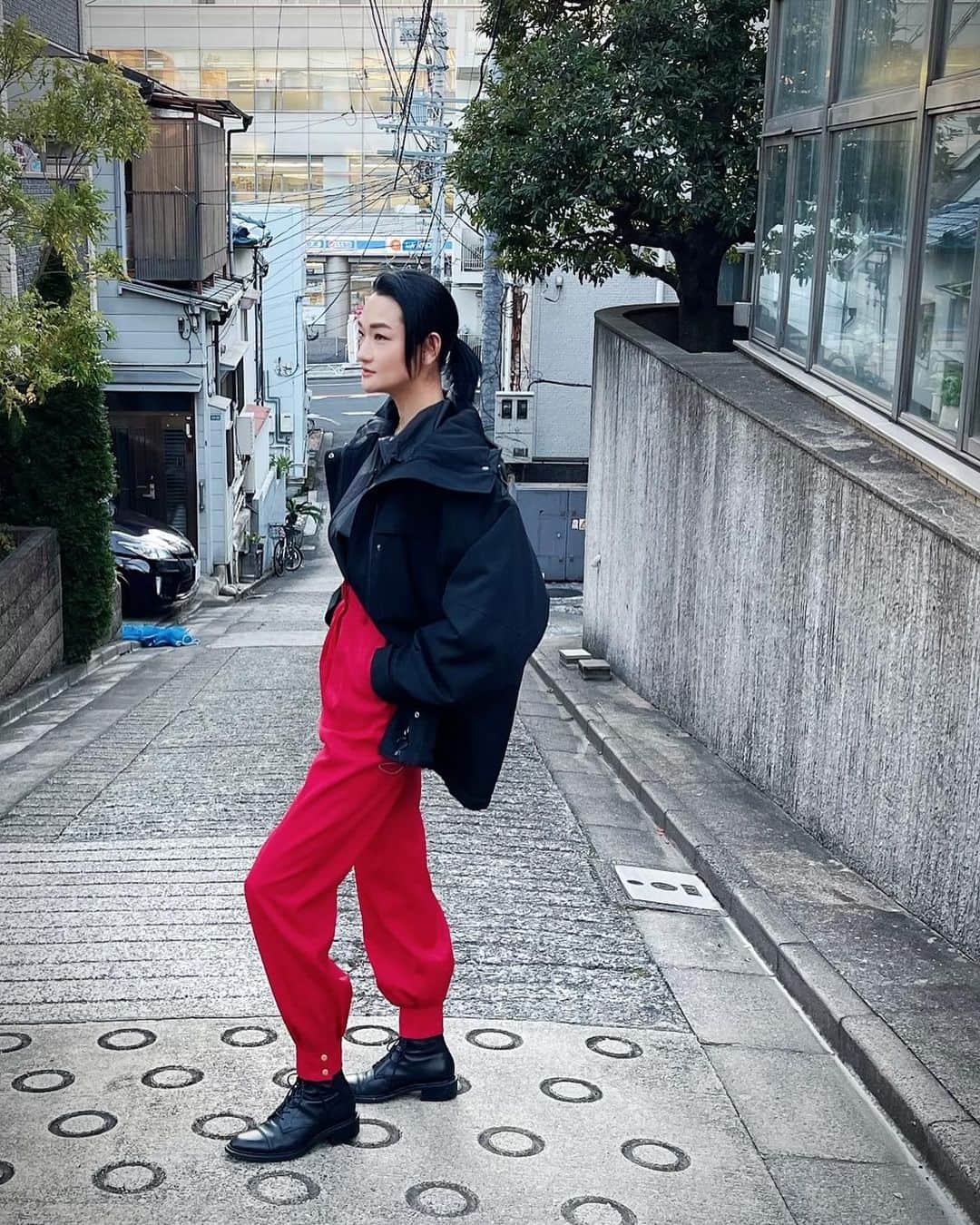 のインスタグラム：「⁡ ⁡ 赤の差し色って元気になる❤︎ energy color to recharge  ⁡ Jacket & pants  @icb_jp × @rena_semba ⁡ #そんな私服 ⁡」