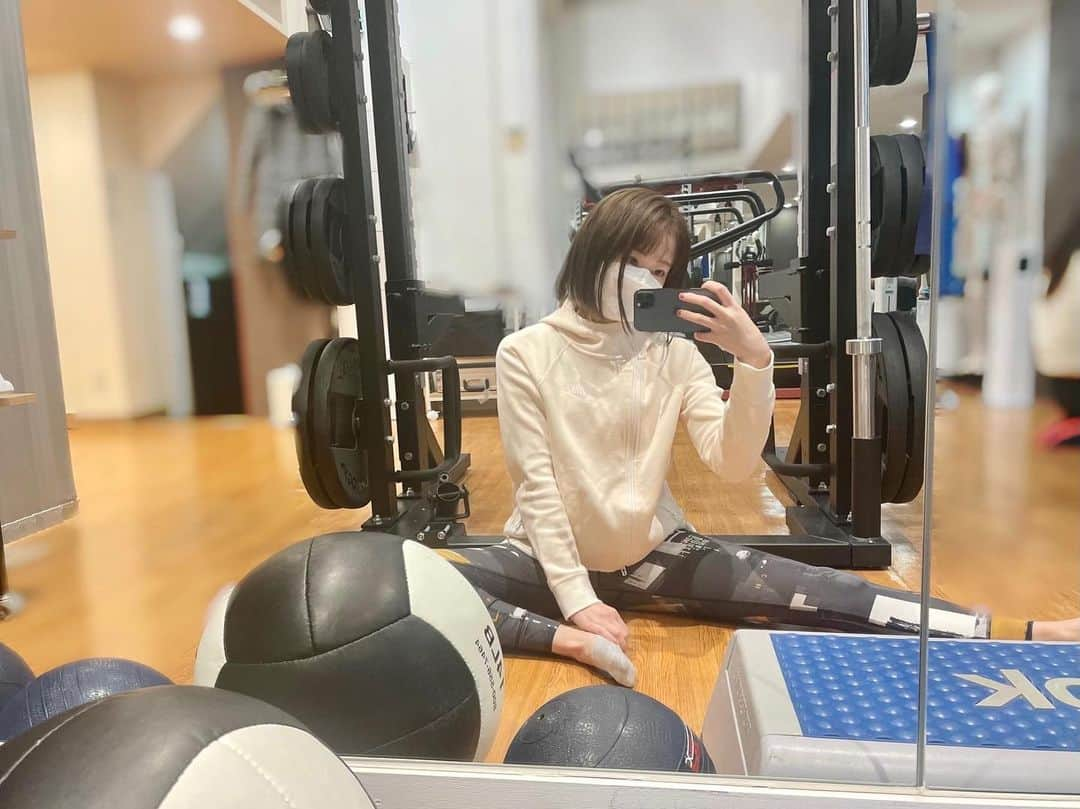 津田麻莉奈さんのインスタグラム写真 - (津田麻莉奈Instagram)「🏃‍♀️20億年ぶりの #workout 🏃‍♀️  長年お世話になっているパーソナルトレーニングジムへ 久々に行ってきました。  マメに通っていたのを長いことお休みしていたのですが… ようやく再開できました。 身体のクセや痛くなりやすいところも解ってもらっているので背中や腰の痛かったところが嘘のように楽に🥲  久しぶりに運動した〜。 まだ目標も設定できずにいますが ゆっくり、少しずつまたがんばります。  #筋肉ないなった #マッスルメモリー #信じてるよ #ジム #パーソナルトレーニング #パーソナルトレーニングジム #まりなる #津田麻莉奈」1月13日 17時36分 - tsudamarinal