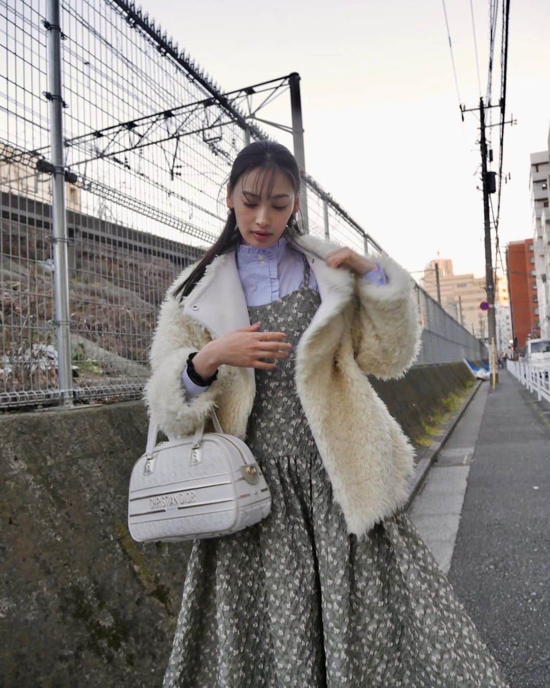 大政絢のインスタグラム：「#今日の絢服  カレンダーのオンラインイベントは私服でした🌿  dress#coel  shirt#intimite  coat#amerivintage  bag#dior」