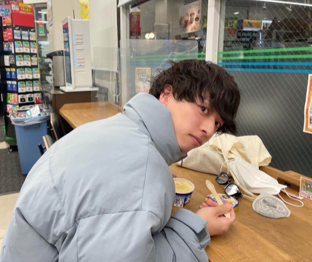 吹春友介のインスタグラム：「⠀ 寒いほどおいしい◎ 飲んだ帰りで少し赤いし お正月気分ぜんぜん抜けません... 冬のアイス好きですか？」