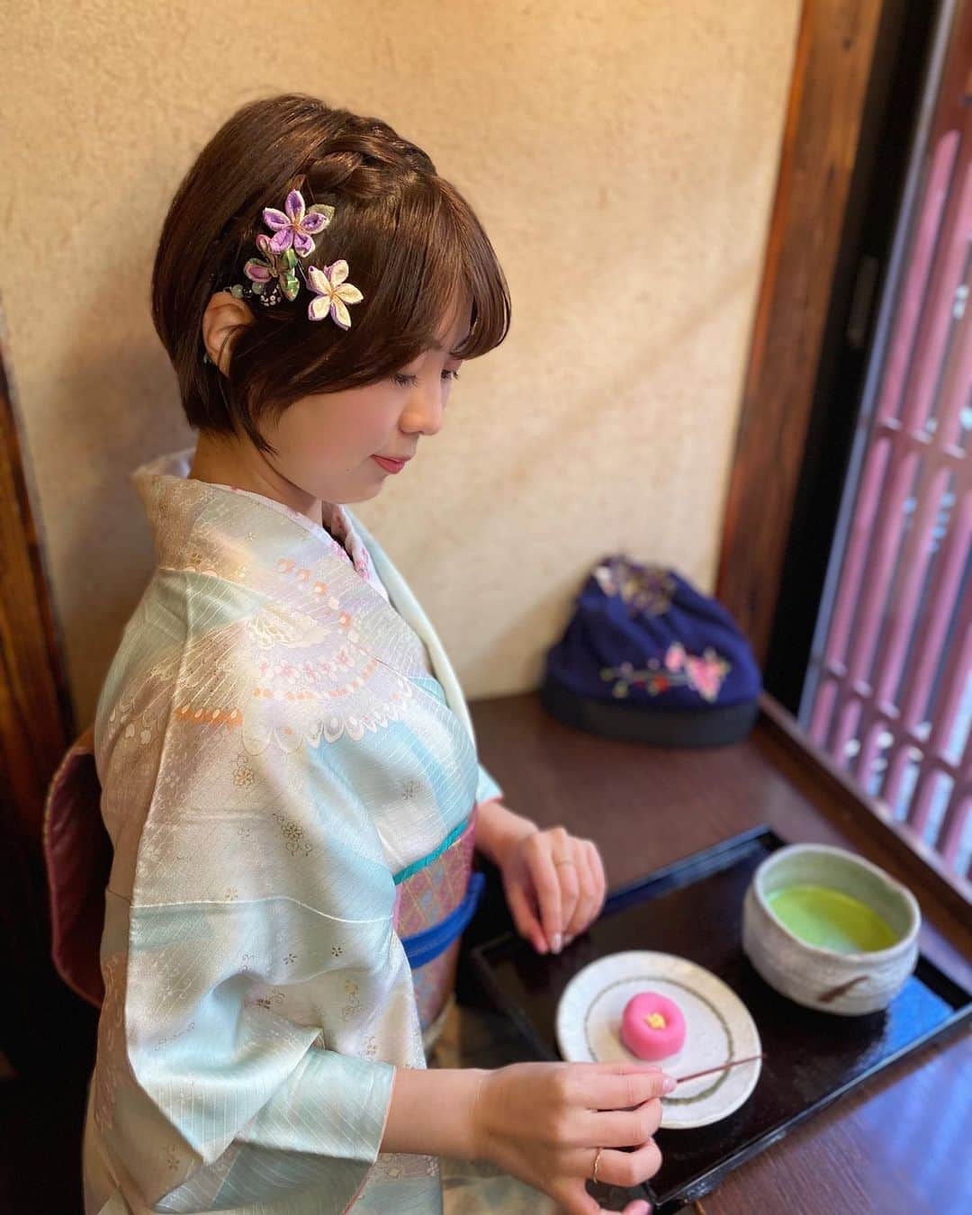 小林由依さんのインスタグラム写真 - (小林由依Instagram)「* ひがし茶屋街で和菓子とお抹茶をいただいたよ🍵 ⁡ @morihachi08  ⁡ ⁡ 老舗の森八さん🌸 ⁡ 伝統的な茶屋建築を改修したらしく、 金沢らしい風情があるお店☺︎ ⁡ 上生菓子とお茶のセットで ほっとひと息つけました✌️ ⁡ ⁡ お店の中には小さな庭園があって そこで自由に写真も撮れたよ🌞 ⁡ ⁡ お店の方も明るくて楽しいすてきなお店でした💐 ⁡ ⁡ ひがし茶屋街行く方はここおすすめ🏃‍♀️ ⁡」1月13日 17時49分 - yui.minny.now