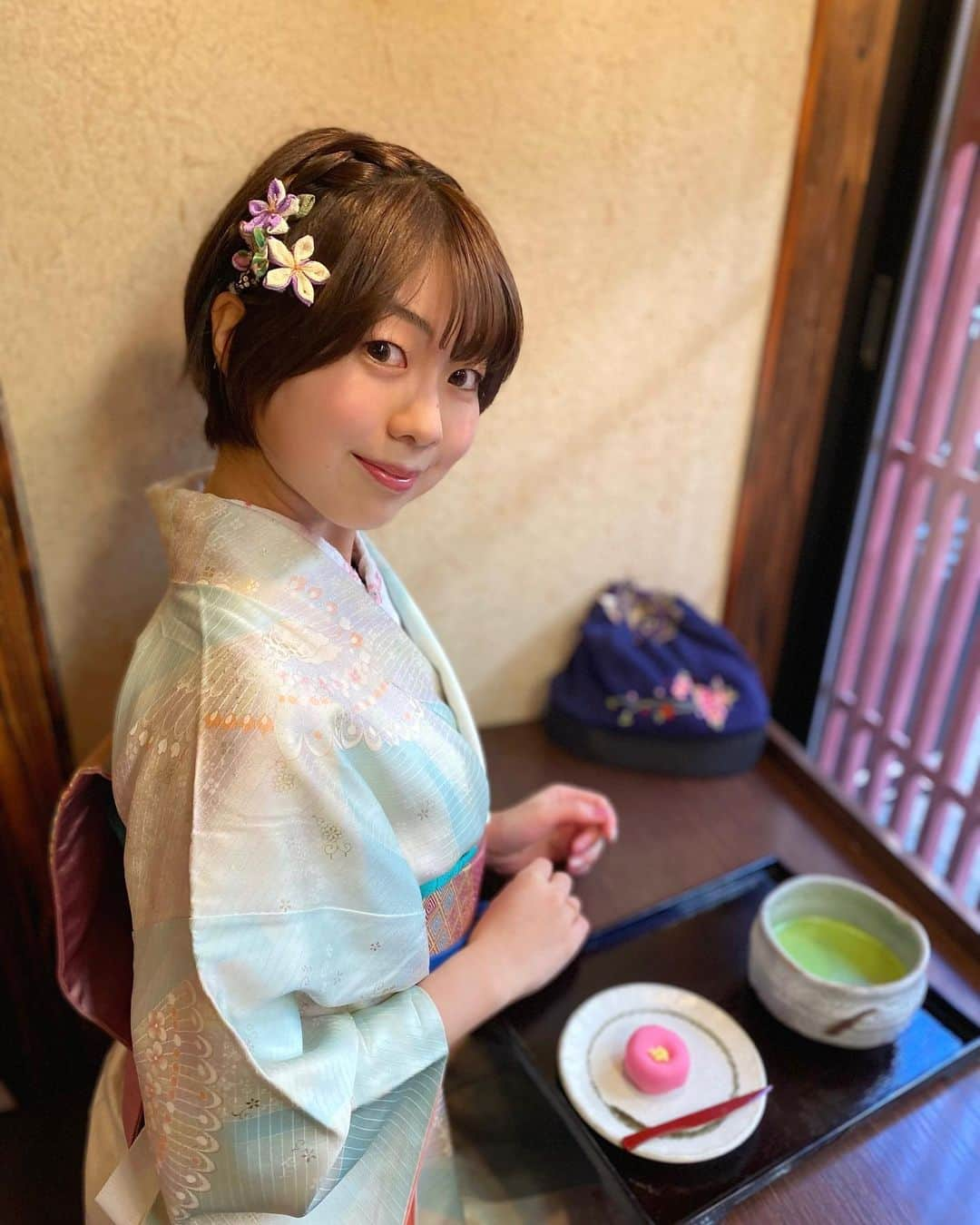 小林由依さんのインスタグラム写真 - (小林由依Instagram)「* ひがし茶屋街で和菓子とお抹茶をいただいたよ🍵 ⁡ @morihachi08  ⁡ ⁡ 老舗の森八さん🌸 ⁡ 伝統的な茶屋建築を改修したらしく、 金沢らしい風情があるお店☺︎ ⁡ 上生菓子とお茶のセットで ほっとひと息つけました✌️ ⁡ ⁡ お店の中には小さな庭園があって そこで自由に写真も撮れたよ🌞 ⁡ ⁡ お店の方も明るくて楽しいすてきなお店でした💐 ⁡ ⁡ ひがし茶屋街行く方はここおすすめ🏃‍♀️ ⁡」1月13日 17時49分 - yui.minny.now