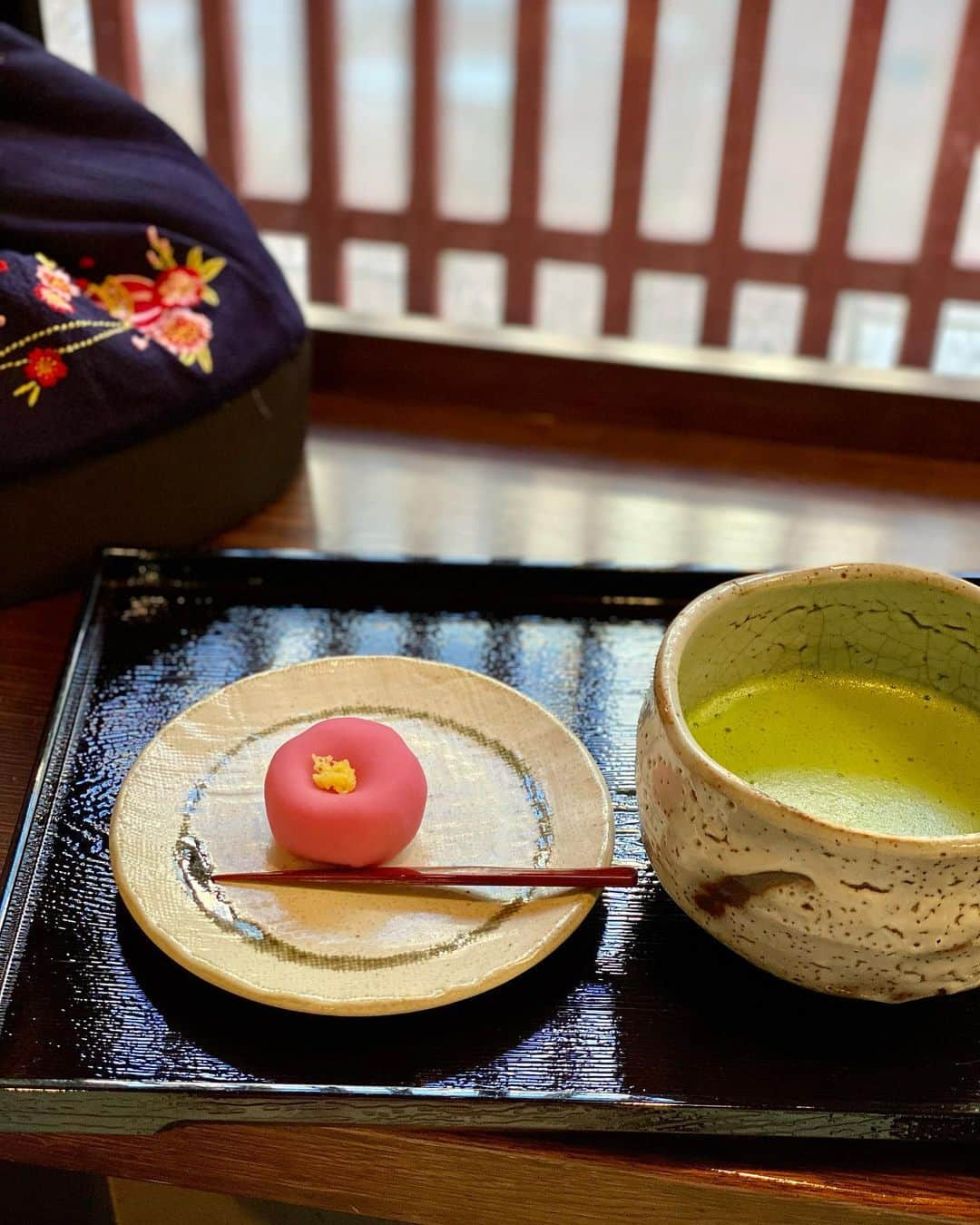 小林由依さんのインスタグラム写真 - (小林由依Instagram)「* ひがし茶屋街で和菓子とお抹茶をいただいたよ🍵 ⁡ @morihachi08  ⁡ ⁡ 老舗の森八さん🌸 ⁡ 伝統的な茶屋建築を改修したらしく、 金沢らしい風情があるお店☺︎ ⁡ 上生菓子とお茶のセットで ほっとひと息つけました✌️ ⁡ ⁡ お店の中には小さな庭園があって そこで自由に写真も撮れたよ🌞 ⁡ ⁡ お店の方も明るくて楽しいすてきなお店でした💐 ⁡ ⁡ ひがし茶屋街行く方はここおすすめ🏃‍♀️ ⁡」1月13日 17時49分 - yui.minny.now