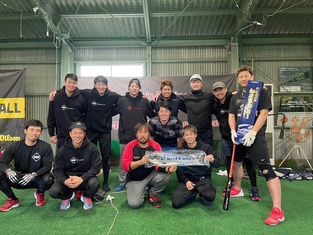 杉本裕太郎のインスタグラム：「第二クール終了⚾️  北海道羅臼町から 自主トレの差し入れにと ブランド鮭 羅皇（ラオウ）の新巻き切り身をいただきました！ありがとうございます❤️ #ラオウ #羅皇 #羅臼町  #江越覚醒中 #ポテンシャルオバケ」