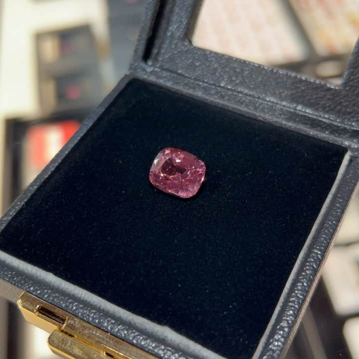 小玉歩のインスタグラム：「ピンクスピネルの蛍光が良い感じだ✨  #ピンクスピネル #pinkspinel #premiumstonegallery #国際宝飾展」