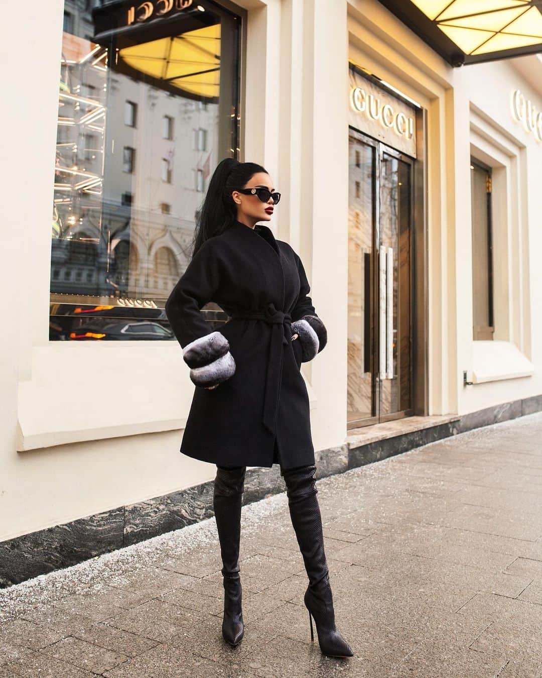 Nita Kuzminaのインスタグラム：「(листайте фото) Эти шиншилловые рукава — моя любовь с первого взгляда!!! Стильно, изысканно и очень красиво!  Шикарное пальто от бутика @mexasandradolina ♠️🖤 __ Фото: @by_loriri」