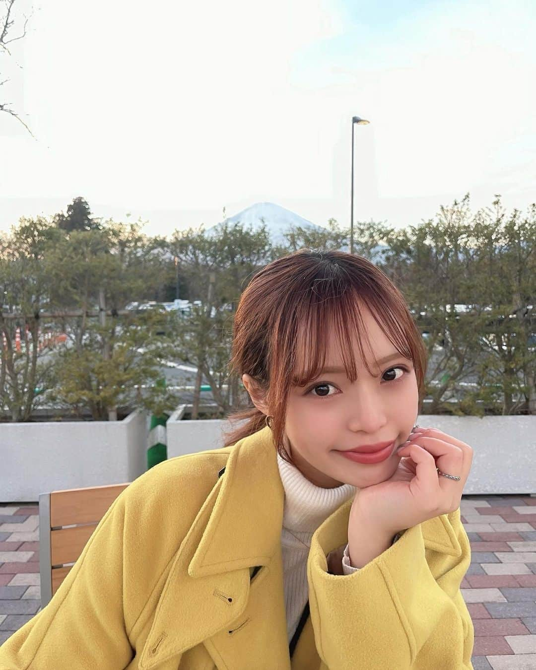 SERINAさんのインスタグラム写真 - (SERINAInstagram)「ママとお出掛けした日🗻 ⁡ 最近寒すぎて 割と暖かい所生まれの私にとっては なかなか辛い季節…🙃🌀 ⁡ 今日もぬくぬくしながら ゲームをして寝たいと思います🎮 ⁡ みんなもぬくぬくしながら過ごしてね🛌 ⁡」1月13日 18時17分 - necoserina