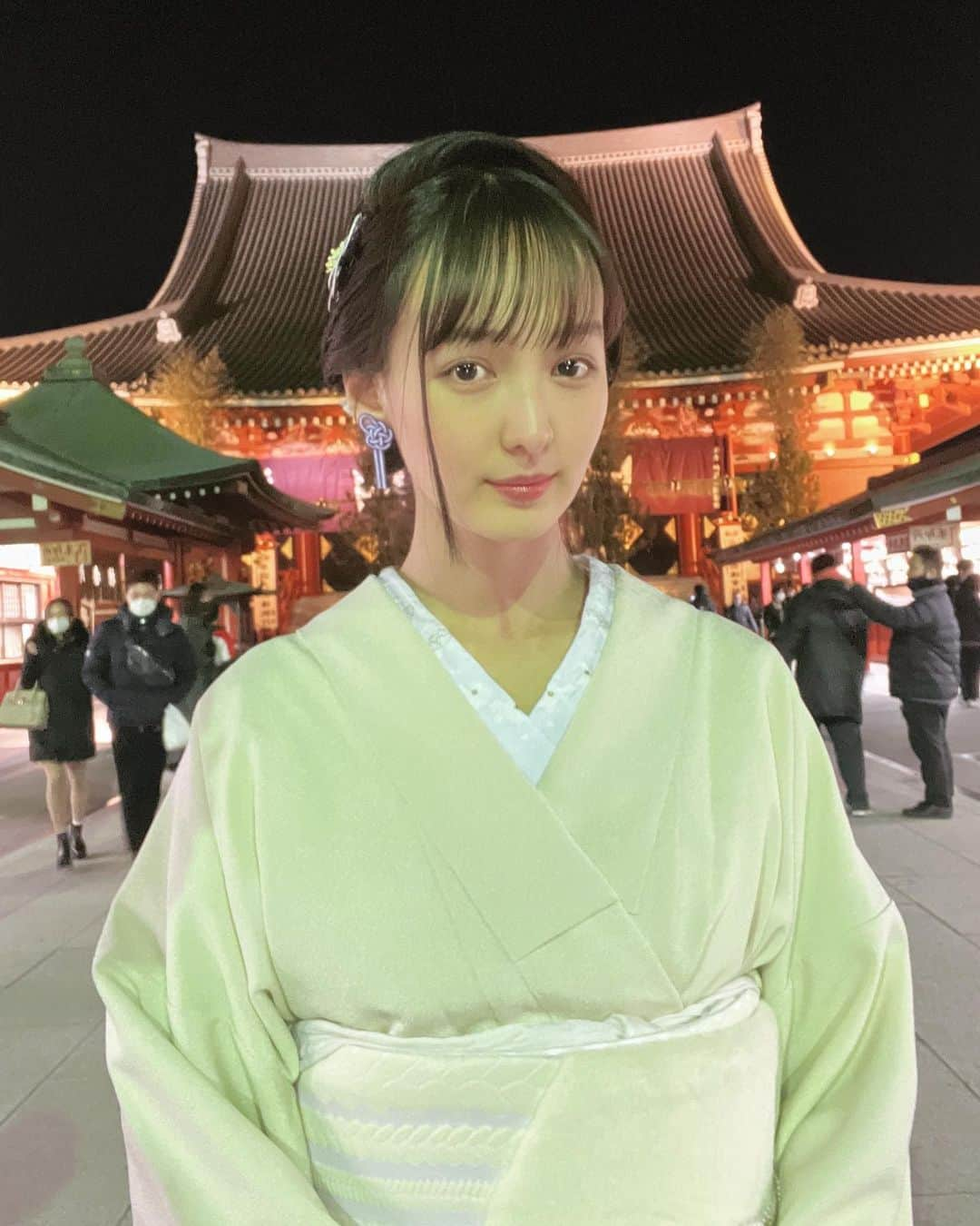 道江幸子さんのインスタグラム写真 - (道江幸子Instagram)「⛩💟 ⁡ ⁡ ⁡ ⁡ ⁡ ⁡ ⁡ ⁡ ⁡ #着物 #着物ヘア #着物コーディネート #着物女子 #きもの #和服 #和装 #model #ホワイトコーデ #和 #大和撫子 #アップヘア #ootd #和服好き #キモノ #きものコーデ #うしろ姿 #後ろ姿 #浅草 #浅草寺 #日本の風景 #日本の文化 #japanesegirl #アップスタイル #ヘアアレンジ #浅草寺雷門 #初詣」1月13日 18時31分 - sachiko_michie