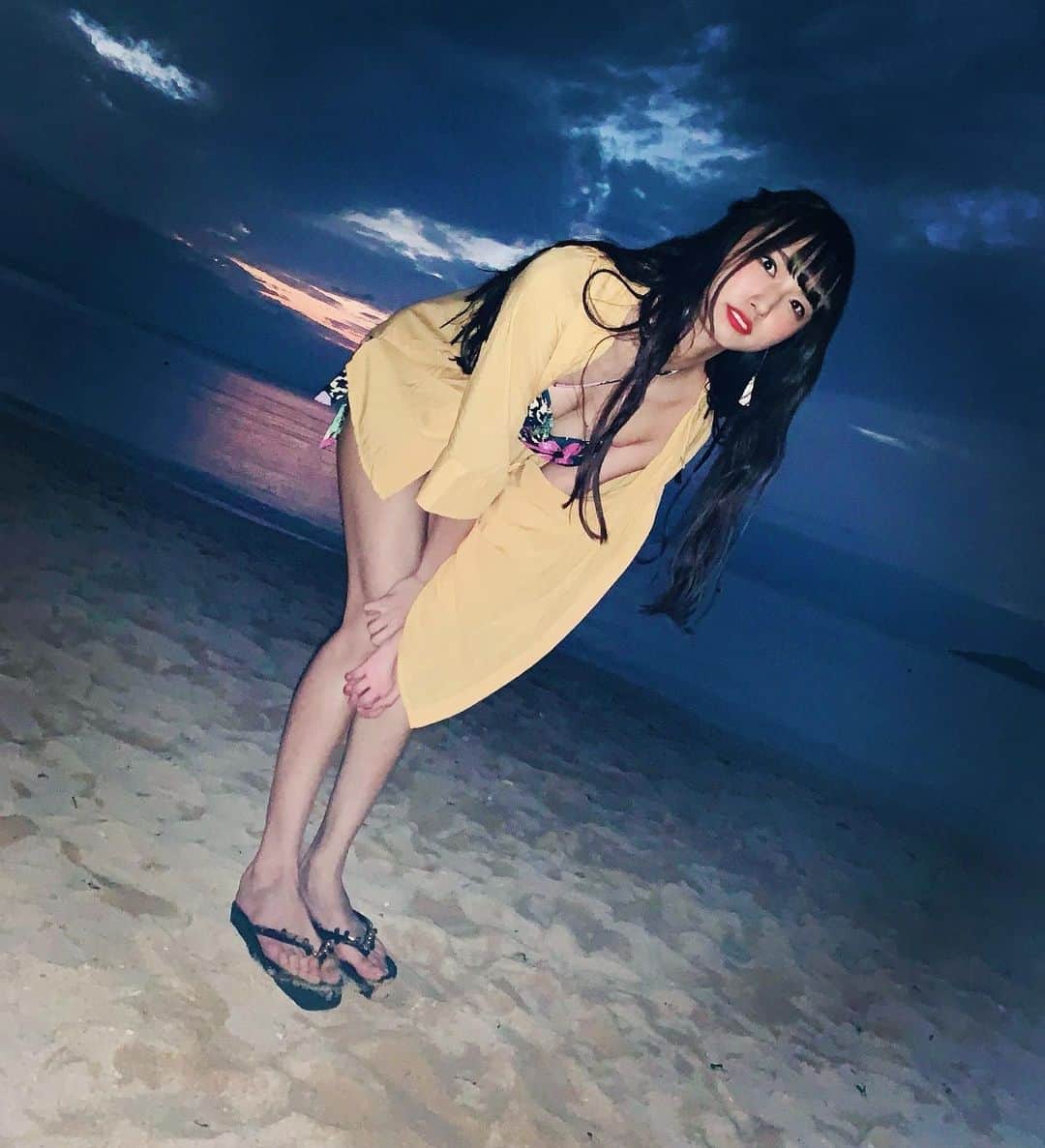 のインスタグラム：「別世界みたい   #全身 #沖縄  #石垣島 #沖縄観光  #海  #沖縄の海  #腹筋女子  #腹筋  #水着  #水着女子  #ビキニ女子  #ビキニギャル  #足  #脚フェチ  #足フェチ  #美脚  #黒髪  #黒髪ロング  #黒髪女子  #夜の海  #フラッシュ  #別世界」