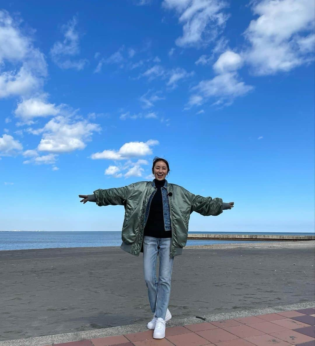 矢田亜希子さんのインスタグラム写真 - (矢田亜希子Instagram)「今朝は4時半起きで海方面でロケしていましたー‼︎ 極寒すぎて体がびっくりしていました。 #ロケ#海#晴天#極寒#海大好き#久々にホカロン大量に貼り付けた 衣装は @upperhights  @floml_official」1月13日 19時04分 - akiko_yada