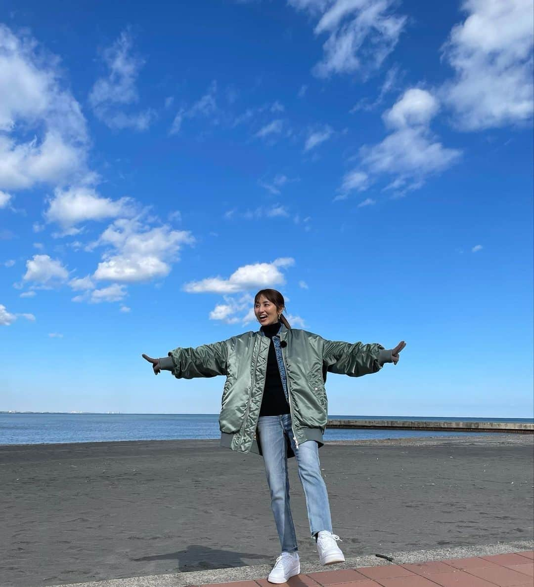 矢田亜希子さんのインスタグラム写真 - (矢田亜希子Instagram)「今朝は4時半起きで海方面でロケしていましたー‼︎ 極寒すぎて体がびっくりしていました。 #ロケ#海#晴天#極寒#海大好き#久々にホカロン大量に貼り付けた 衣装は @upperhights  @floml_official」1月13日 19時04分 - akiko_yada