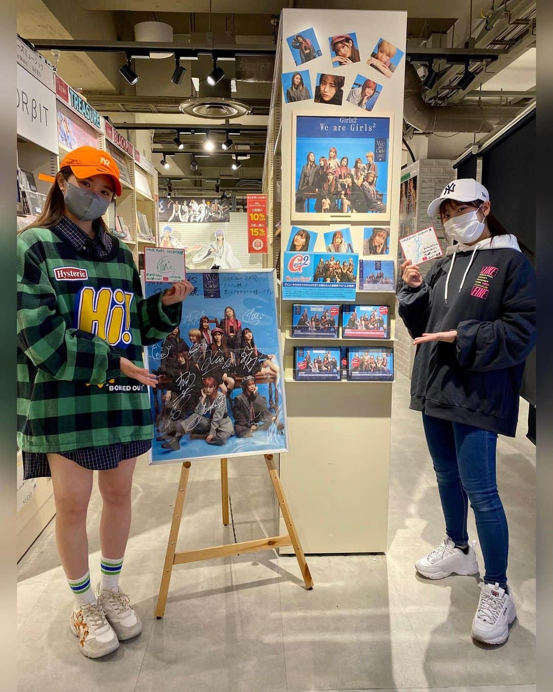 Girls²さんのインスタグラム写真 - (Girls²Instagram)「1st ALBUM「We are Girls2 」を記念して、 💕HMV&BOOKS SHIBUYAさん💕と 💫SHIBUYA TSUTAYAさん💫に 柚葉＆都愛がお邪魔させていただきました！ ⁡ サインとPOPも書かせていただきましたので是非お見逃しなく💞 ⁡ @shibuya_tsutaya @hmvbooksshibuya ⁡ #WeareGirls2発売 #Girls2 #ガールズガールズ #80sLover  #人人人生紹介ソング #小田柚葉 #隅谷百花 #鶴屋美咲 #小川桜花 #増田來亜 #菱田未渚美 #山口綺羅 #原田都愛 #石井蘭」1月13日 19時15分 - girls2_official