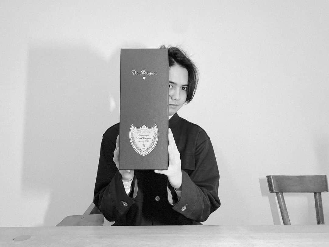 片寄涼太のインスタグラム：「昨日の #ヨセFM いかがでしたか？ #DomPerignon についてのお話も 拙かったとは思いますが、 楽しんで頂けていたら嬉しいです🙏✨ どうか少しでも多くの方が グラスのなかに耳を傾けて 素敵な乾杯ができますように🎶 ✨ ------------------ How was my #YoseFM show last night? I don’t know if the topic of #DomPerignon was that interesting but I hope you had fun 😊✨ I’m hoping that many of you were able to enjoy the tones from a glass of bubbly on a beautiful evening… 🥂🎶」