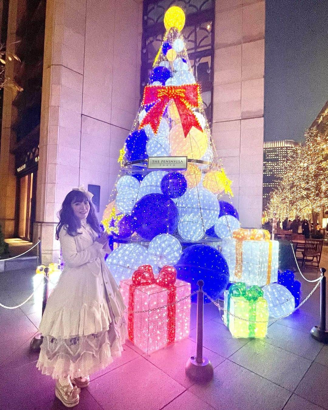 すずきあすかのインスタグラム：「ポップなクリスマスツリー🎄🎶  #ロリィタ #ロリータ #babythestarsshinebright #ロリィタファッション #ロリィタさんと繋がりたい #クリスマスツリー #クリスマス #イルミネーション #illumination #christmas #christmastree #japan #tokyo」