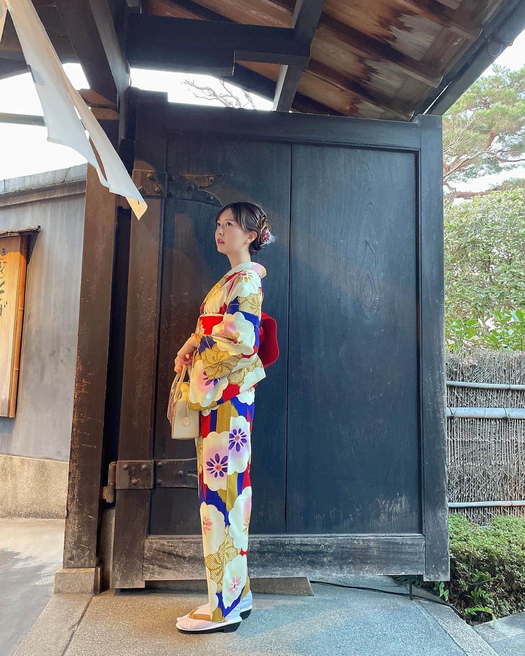 森保まどかさんのインスタグラム写真 - (森保まどかInstagram)「お着物は @rentalkimonookamoto です。京都へ行った際にレンタルしました💐種類がたくさんあって迷ったけれど、お正月に載せたくて華やかな柄にしてみました。いつかレース着物も着てみたいです。」1月13日 19時30分 - madokamera_48