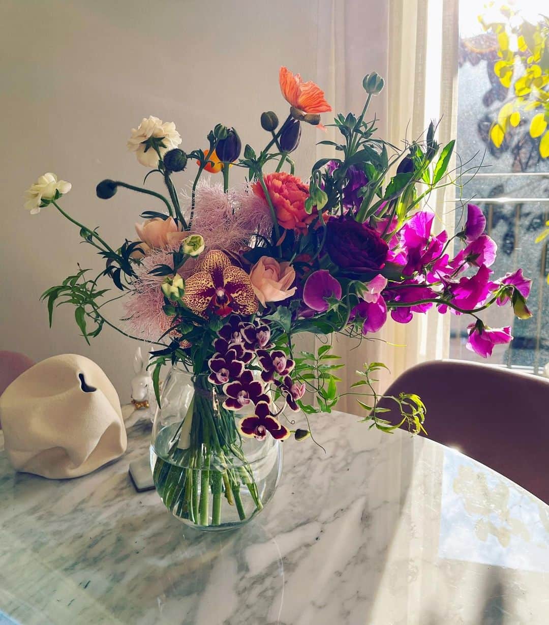 のインスタグラム：「#お花が届いた瞬間に🌼いい香りがしました #生きたかおりがします #毎年の自分へのおめでとうとありがとうのごほうび♡  きれいだね 褒めるとながもち☺️」