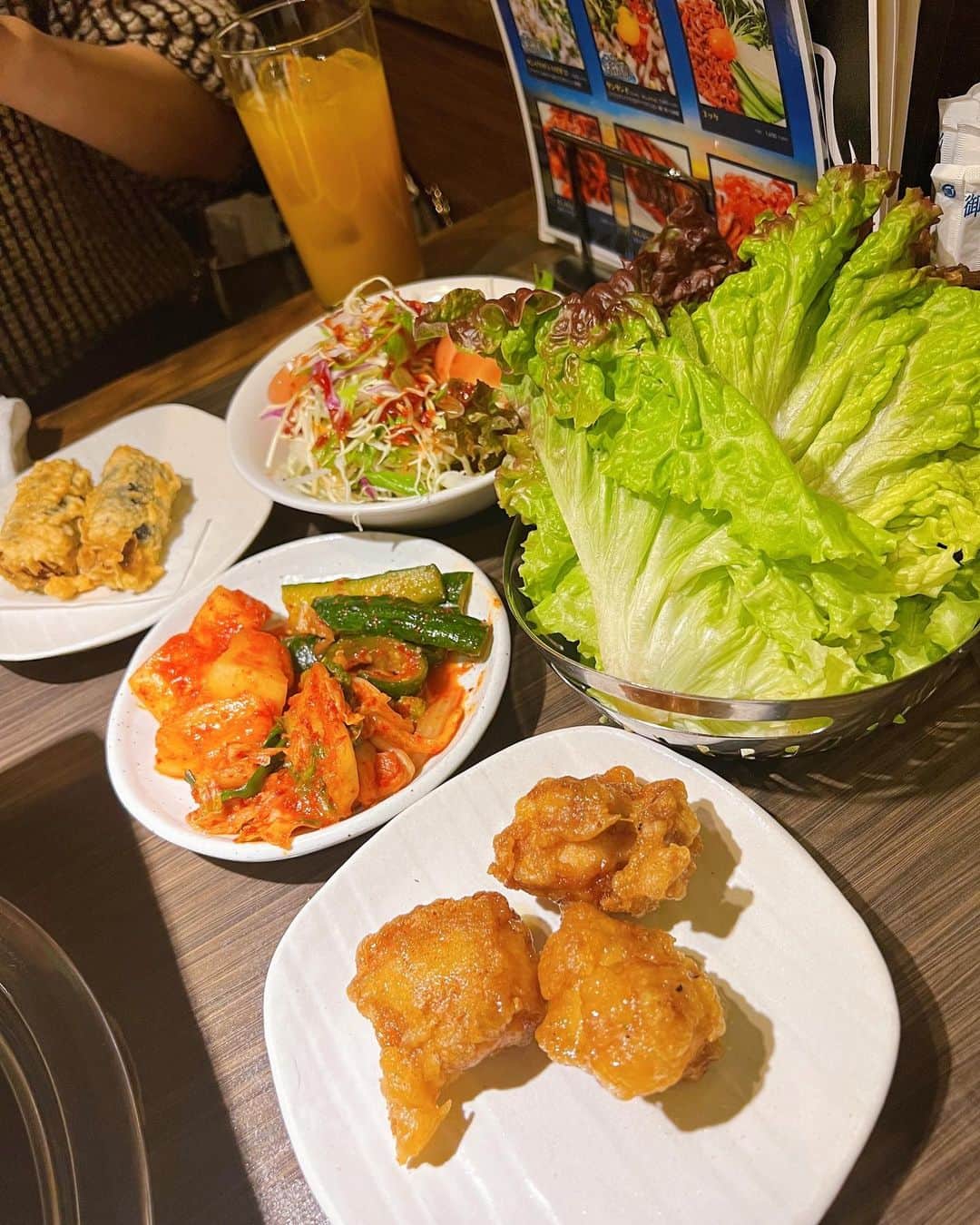 さわいえりさんのインスタグラム写真 - (さわいえりInstagram)「大好きな韓国料理♡  先日、新大久保にある韓国料理屋さん プングムフレッシュへ🥢 (@pungumufresh )  サムギョプサルに、 オーダー式韓国料理食べ放題のコースに行きました💕  超コスパ最強！✨  全国食べ放題ランキング第4位とだけあって、 ボリュームもお味も品数も凄いの😍  お肉はお店の方が焼いてくださるので、 焼くの下手でも安心して食べることに集中出来るし、 人気の韓国料理メニューをたくさん食べることが出来て楽しかったです♪  サムギョプサルはもちろん、 食べ放題メニューのキムチ盛り合わせやチヂミ、韓国唐揚げなどどれも手抜きナシの美味しさ❣️ 全部完食しちゃった😋  📍東京都新宿区大久保1-16-14 B1F  ・  ・  #新大久保グルメ #新大久保食べ放題 #新大久保ランチ #新大久保ディナー #新大久保おすすめ #新大久保韓国料理 #プングムフレッシュ店」1月13日 19時28分 - beauty_eri7
