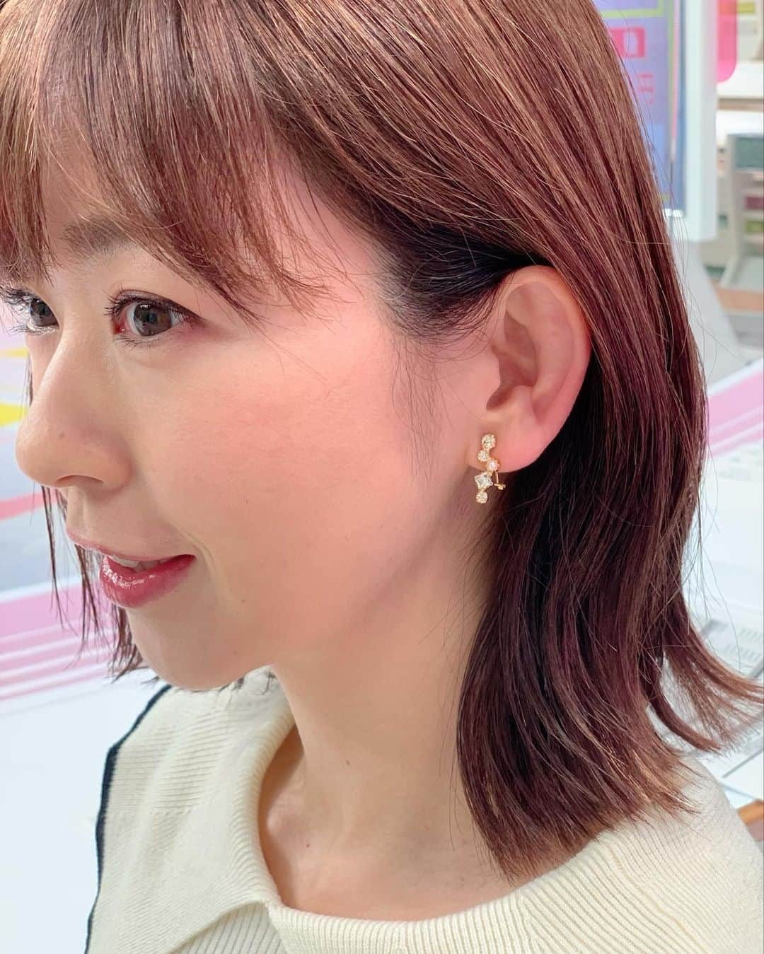 松尾由美子さんのインスタグラム写真 - (松尾由美子Instagram)「こんばんは😊 昨日アドバイスをくださった皆さん、 ありがとうございました✨  おなかが空いたら食べる、 食べさせなくちゃと考えなくていいんだと思ったら 急に気が楽に！笑  今朝は食パン1枚だけ用意したところ、 トースターを開けた瞬間に 「パン！パン！🤩」と目を輝かせて大喜びし、 パンのみならず、バナナ、ヨーグルトと、次々に食べてくれました。  演出があるといいのか？！よく分かりませんが笑、 無理強いしない。 こどもの自発的な意欲を尊重して、 頑張らない育児を目指します😆  今日もご覧いただき、 ありがとうございました。  ニット、スカート PICCIN @piccin_official  イヤリング Phoebe @phoebe_official  トレンドの襟付き ショールカラーのニットと タックの入った 上品なフレアスカートで 大人可愛い系に  トップスがタイトな シルエットで ボトムはボリュームの あるアイテムだと より女性らしく 上品な印象に◎  イヤリングは ビューが付いた 物で華やかに  #松尾由美子 #松尾と服 #スーパーJチャンネル #Jチャン #テレビ朝日 #テレビ朝日アナウンサー」1月13日 19時35分 - yumikomatsuo5