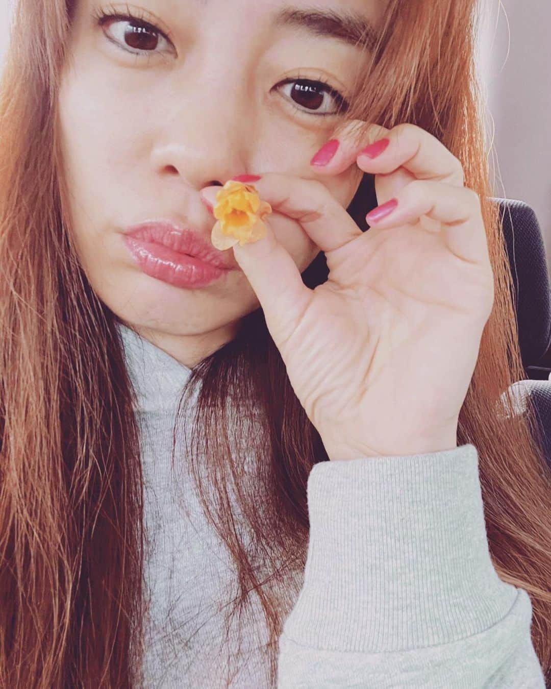 あびる優さんのインスタグラム写真 - (あびる優Instagram)「都会から少しの間離れて、家族とゆっくり過ごせました☺️💕 帰り際に祖母が「優ちゃん蝋梅咲いとるけん、いい香りたい。持って行きなさい👵🏻🌸」って。 ほっこり温かい気持ちになりました🥺 近くの海まで母と夕日を見に行ったり🥰  #selfie#flower#video#蝋梅#いい香り#花#お花#海#有明海#動画#まったり#☺️#🌸」1月13日 19時40分 - yuabiru74